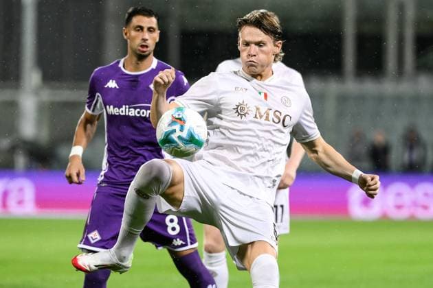Rolando Mandragora of ACF Fiorentina and Scott McTominay of SSC Napoli in action during the Serie A football match between ACF Fiorentina and SSC Napoli at Artemio Franchi stadium in Florence (Italy), September 13, 2025. andreaxstaccioli
