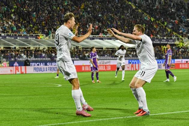 Rasmus Hojlund (Napoli) celebrates with teammates after scoring the 0-2 goal during ACF Fiorentina vs SSC Napoli, Italian soccer Serie A match in Florence, Italy, September 13 2025  Copyright: xFabioxFagiolini IPAxSportx xipa-agency.netx xx IPA_64802008 IPA_Agency_IPA64802008