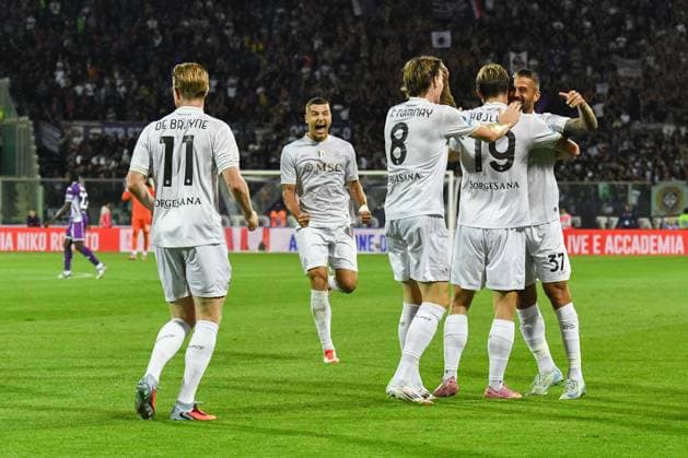 Rasmus Hojlund (Napoli) celebrates with teammates after scoring the 0-2 goal during ACF Fiorentina vs SSC Napoli, Italian soccer Serie A match in Florence, Italy, September 13 2025  Copyright: xFabioxFagiolini IPAxSportx xipa-agency.netx xx IPA_64802009 IPA_Agency_IPA64802009