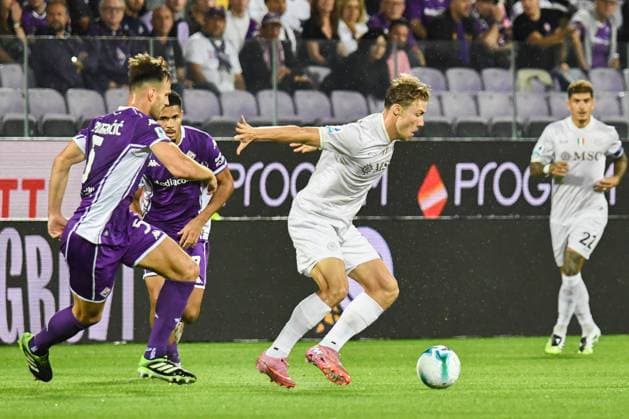 Rasmus Hojlund (Napoli) thwarted by Marin Pongracic (Fiorentina) during ACF Fiorentina vs SSC Napoli, Italian soccer Serie A match in Florence, Italy, September 13 2025  Copyright: xFabioxFagiolini IPAxSportx xipa-agency.netx xx IPA_64802010 IPA_Agency_IPA64802010