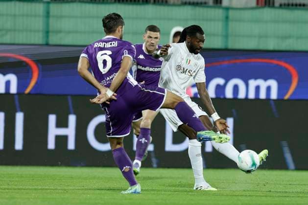 Serie A football match Fiorentina vs SSC Napoli Napoli s Cameroonian midfielder Andre Frank Zambo Anguissa challenges for the ball with Fiorentina s Italian defender Luca Ranieri during the Serie A football match Fiorentina vs SSC Napoli at Artemio Franchi Stadium on September 13, 2025, in Florence. _BPH4205 Copyright: xAntonioxBalascox