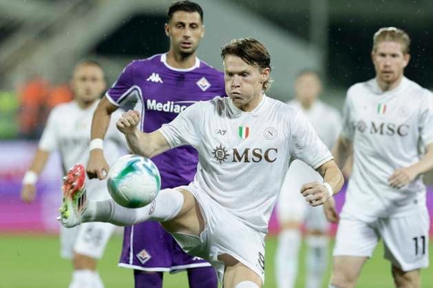 Serie A football match Fiorentina vs SSC Napoli Napoli s Scottish midfielder Scott McTominay controls the ball during the Serie A football match Fiorentina vs SSC Napoli at Artemio Franchi Stadium on September 13, 2025, in Florence. _BPH4296 Copyright: xAntonioxBalascox