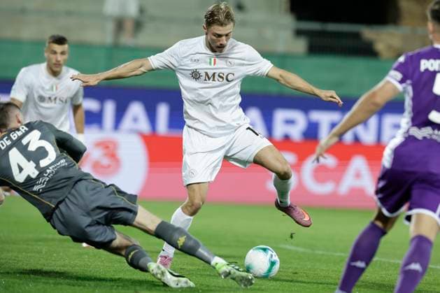 Serie A football match Fiorentina vs SSC Napoli Rasmus Hojlund challenges for the ball with Fiorentina s Spanish goalkeeper David De Gea during the Serie A football match Fiorentina vs SSC Napoli at Artemio Franchi Stadium on September 13, 2025, in Florence. _BPH4322 Copyright: xAntonioxBalascox
