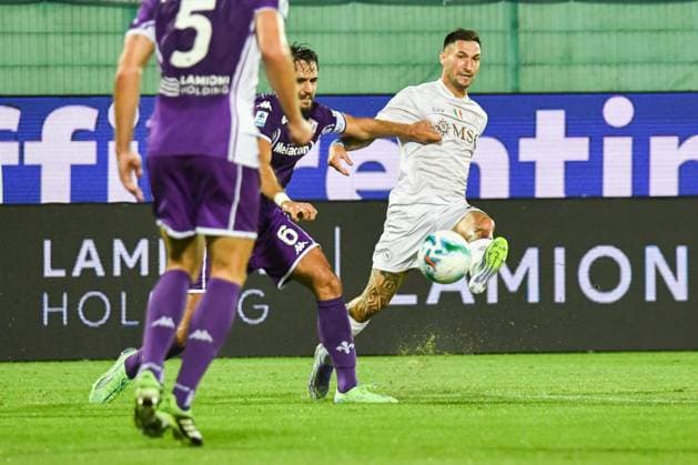 Matteo Politano (Napoli) fights for the ball against Luca Ranieri (Fiorentina) during ACF Fiorentina vs SSC Napoli, Italian soccer Serie A match in Florence, Italy, September 13 2025  Copyright: xFabioxFagiolini IPAxSportx xipa-agency.netx xx IPA_64802027 IPA_Agency_IPA64802027