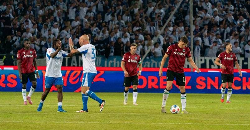 13 9 2025, Football, GER, Men, 2 Bundesliga, DFL, Matchday 5, Season 2025 2026, Hannover 96 Hertha BSC Deyovaisio Zeefuik Hertha BSC, 2 from left and Toni Leistner Hertha BSC, 3 from left celebrate the goal for 1 0 Hannover Heinz von Heiden Arena Lower Saxony Germany
