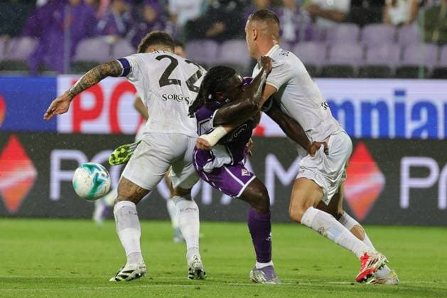 ACF Fiorentina v SSC Napoli - Serie A Moise Kean of ACF Fiorentina controls the ball during the Italian Serie A football match between ACF Fiorentina and SSC Napoli ,on September 13 , 2025 at the Artemio Franchi stadium in Florence. Firenze FI Italy  Copyright: xAndreaxMartinix originalFilename:martini-acffiore250913_np0YX.jpg