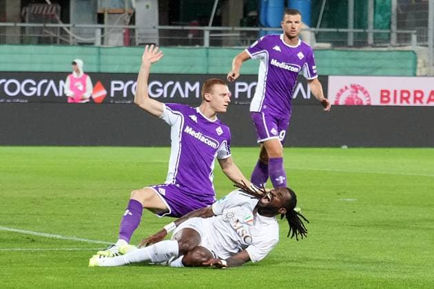 FLORENCE, ITALY, September 13: Pietro Comuzzo of ACF Fiorentina commits a penalty foul on Frank Anguissa of SSC Napoli during the Serie A match between ACF Fiorentina and SSC Napoli in Florencw, Italy. Copyright: xFOTOAGENZIAx