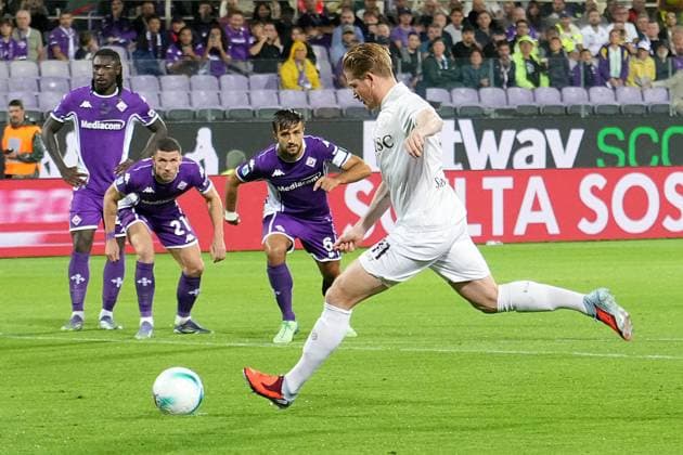 FLORENCE, ITALY, September 13: Kevin De Bruyne of SSC Napoliscores a penalty during the Serie A match between ACF Fiorentina and SSC Napoli in Florencw, Italy. Copyright: xFOTOAGENZIAx