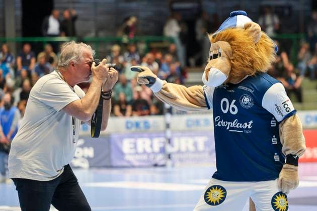 GER, 1 HBL Bergischer HC vs GWD Minden 13 09 2025, Unihalle, Wuppertal, GER, 1 HBL Bergischer HC vs GWD Minden, in the picture mascot BERGI, with BHC photographer Andreas Fischer nordphotoxGmBHx xMeuter nph00351