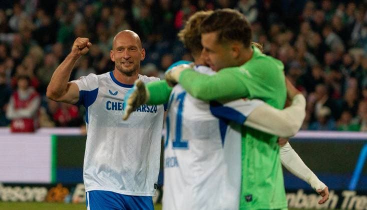 13 9 2025, Football, GER, Men, 2 Bundesliga, DFL, Matchday 5, Season 2025 2026, Hannover 96 Hertha BSC Tjark Ernst Hertha BSC, right , Marton Dardai Hertha BSC, center and Toni Leistner Hertha BSC, left cheer after the final whistle Hannover Heinz von Heiden Arena Niedersachsen Germany