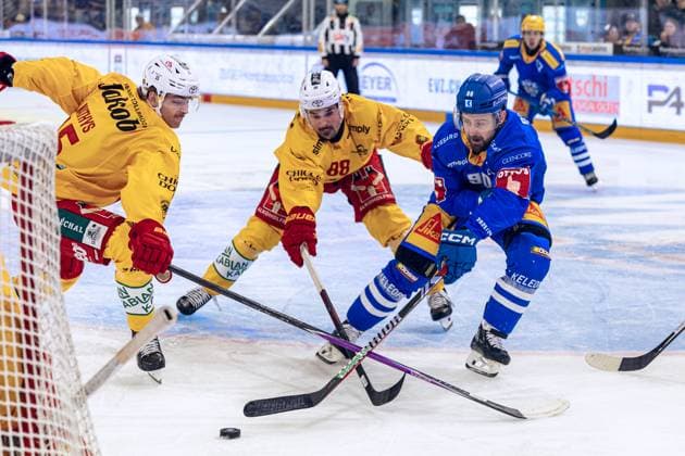 Jerome Bachofner 88 (SCL Tigers) und Tim Mathys 15 (SCL Tigers) gegen Tomas Tatar 90 (EV Zug) - 13.09.2025 - National League, Regular Season, Eishockey, OYM hall, Zug: EV Zug - SCL Tigers . (Bild von *** Jerome Bachofner 88 SCL Tigers and Tim Mathys 15 SCL Tigers vs Tomas Tatar 90 EV Zug 13 09 2025 National League, Regular Season, Ice Hockey, OYM hall, Zug EV Zug SCL Tigers Image by  Copyright: xJustPictures.ch PhilippxHegglinx