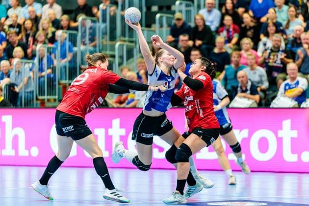 v l Csenge Kuczora Thueringer HC, 59 , Nieke Kuehne HSG Blomberg Lippe, 09 , Giulia Guarieiro Thueringer HC, 13 GER, HSG Blomberg Lippe vs Thueringer HC, , Matchday 3, Season 2025 2026, 13 09 2025 GER, HSG Blomberg Lippe vs Thueringer HC, , Matchday 3, Season 2025 2026, 13 09 2025 Blomberg Copyright: xEibner-Pressefoto JanxRollingerx EP_JSK