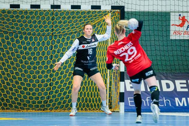 v l Melanie Veith HSG Blomberg Lippe, 16 , Johanna Reichert Thueringer HC, 29 on seven-meter 7-meter throw GER, HSG Blomberg Lippe vs Thueringer HC, , 3 Matchday, Season 2025 2026, 13 09 2025 Blomberg Copyright: xJanxRollingerx