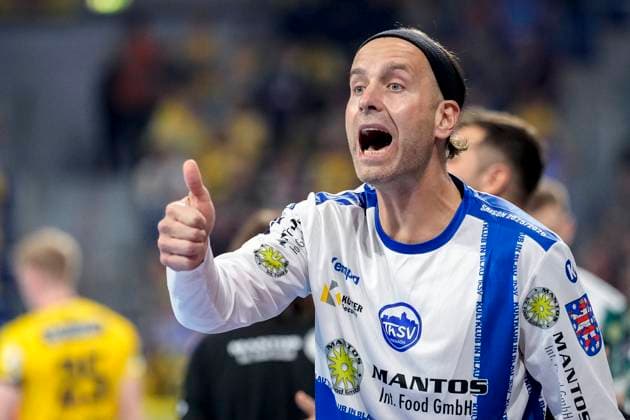Silvio Heinevetter goalkeeper, ThSV, 12 , with thumbs up, gesture, gestures, confident, positive, optimistic, joy, happy, rejoicing, single picture, single photo, action, action, 13 09 2025, Mannheim Germany , Handball, Bundesliga, Rhein Neckar Löwen ThSV Eisenach xozx