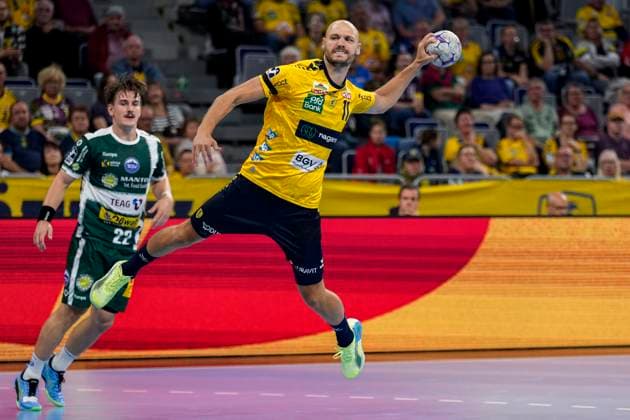 from left Felix Aellen ThSV, 22 , Lukas Sandell RNL, 11 , during jump shot, throw, goal shot, action, action scene, 13 09 2025, Mannheim Germany , Handball, Bundesliga, Rhein Neckar Löwen ThSV Eisenach xozx