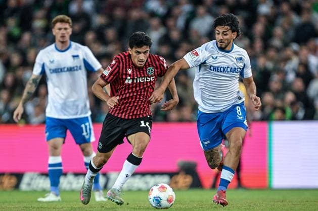 2 Bundesliga Hannover 96 Hertha BSC Berlin on 13 09 2025 at the HDI Arena in Hannover Husseyn Chakroun Hannover in a duel against Kevin Sessa Berlin MT