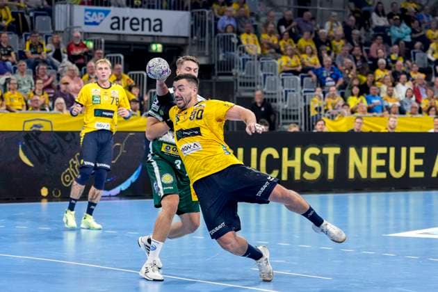 from left Oskar Joelsson ThSV, 3 , Jannik Kohlbacher RNL, 80 , on jump shot, throw, goal shot, action, action, game scene, 13 09 2025, Mannheim Germany , Handball, Bundesliga, Rhein Neckar Löwen ThSV Eisenach xozx