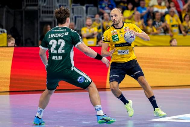 from left Felix Aellen ThSV, 22 , Lukas Sandell RNL, 11 , duel, duel, tackle, tackling, dynamics, action, action, 13 09 2025, Mannheim Germany , Handball, Bundesliga, Rhein Neckar Löwen ThSV Eisenach xozx