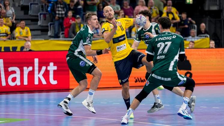 from left Oskar Joelsson ThSV, 3 ,Lukas Sandell RNL, 11 , Philipp Meyer ThSV, 27 , duel, duel, tackle, tackling, dynamics, action, action, 13 09 2025, Mannheim Germany , Handball, Bundesliga, Rhein Neckar Löwen ThSV Eisenach xozx