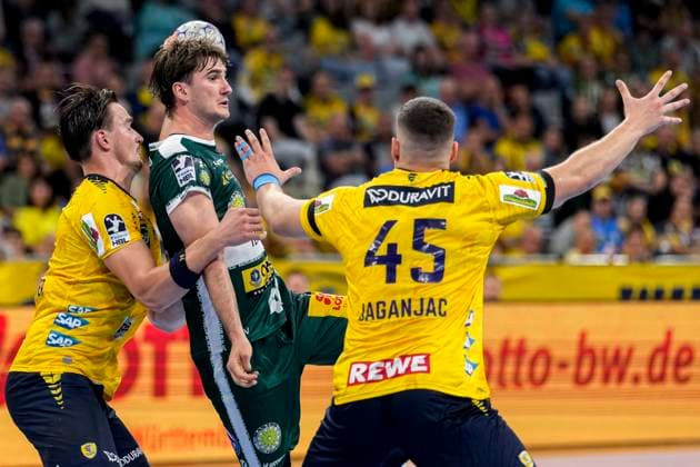 from left Robert Timmermeister RNL, 7 , Stephan Seitz ThSV, 44 , Halil Jaganjac RNL, 45 , duel, duel, tackle, tackling, dynamics, action, action, 13 09 2025, Mannheim Germany , Handball, Bundesliga, Rhein Neckar Löwen ThSV Eisenach xozx