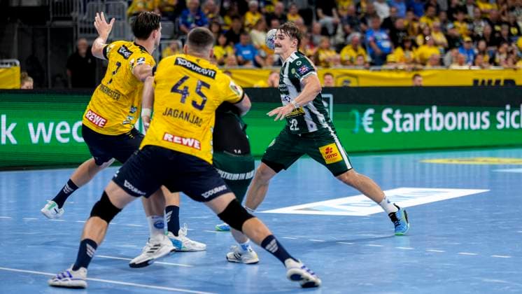from left Robert Timmermeister RNL, 7 , Halil Jaganjac RNL, 45 , Felix Aellen ThSV, 22 , duel, duel scene, duel, tackle, tackling, dynamics, action, action, 13 09 2025, Mannheim Germany , Handball, Bundesliga, Rhein Neckar Löwen ThSV Eisenach xozx
