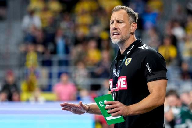 Maik Machulla coach, head coach, RNL , gives instructions, gestures, gesticulates with arms, single picture, single photo, action, action, 13 09 2025, Mannheim Germany , Handball, Bundesliga, Rhein Neckar Löwen ThSV Eisenach xozx