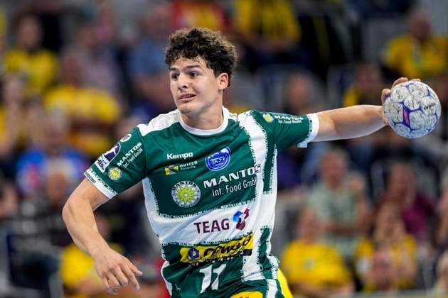 Gian Attenhofer ThSV, 11 , on the ball, single picture, single photo, action, action, 13 09 2025, Mannheim Germany , Handball, Bundesliga, Rhein Neckar Löwen ThSV Eisenach xozx