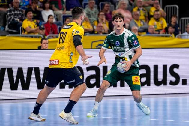 from left Jannik Kohlbacher RNL, 80 , Stephan Seitz ThSV, 44 , duel, duel, tackle, tackling, dynamics, action, action, 13 09 2025, Mannheim Germany , Handball, Bundesliga, Rhein Neckar Löwen ThSV Eisenach xozx