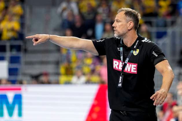Maik Machulla coach, head coach, RNL , gives instructions, gestures, gesticulates with arms, single picture, single photo, action, action, 13 09 2025, Mannheim Germany , Handball, Bundesliga, Rhein Neckar Löwen ThSV Eisenach xozx