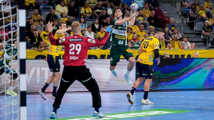 from left David Späth goalkeeper, RNL, 29 , Stephan Seitz ThSV, 44 , Jannik Kohlbacher RNL, 80 , during jump shot, throw, goal shot, action, action scene, 13 09 2025, Mannheim Germany , Handball, Bundesliga, Rhein Neckar Löwen ThSV Eisenach xozx