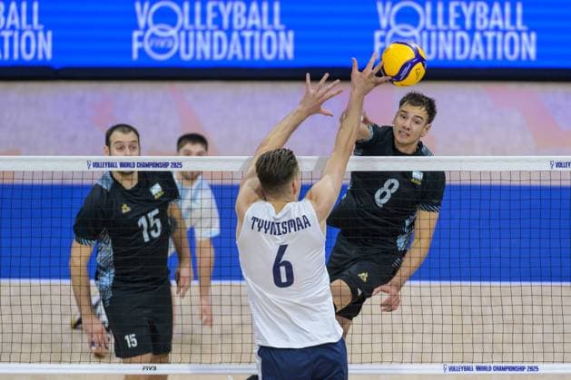 September 14, 2025, Quezon City, Manila, Philippines: Finland vs Argentina in the Pool Phase during the FIVB Mens Volleyball World Championship, WM, Weltmeisterschaft 2025 in Manila, Philippines. Argentina win in a 5 set match. Argentinas Number 8 Agustin LOSER at the net Quezon City Philippines - ZUMAr144 20250914_zap_r144_002 Copyright: xJaynexRussellx
