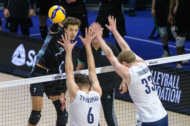 September 14, 2025, Quezon City, Manila, Philippines: Finland vs Argentina in the Pool Phase during the FIVB Mens Volleyball World Championship, WM, Weltmeisterschaft 2025 in Manila, Philippines. Argentina win in a 5 set match. Argentinas Luciano PALONSKY in action Quezon City Philippines - ZUMAr144 20250914_zap_r144_004 Copyright: xJaynexRussellx