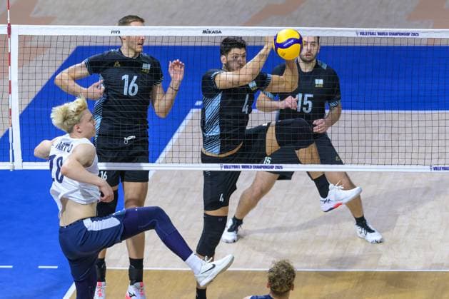 September 14, 2025, Quezon City, Manila, Philippines: Finland vs Argentina in the Pool Phase during the FIVB Mens Volleyball World Championship, WM, Weltmeisterschaft 2025 in Manila, Philippines. Argentina win in a 5 set match. Argentinas Joaquin GALLEGO in action at the net. Quezon City Philippines - ZUMAr144 20250914_zap_r144_007 Copyright: xJaynexRussellx