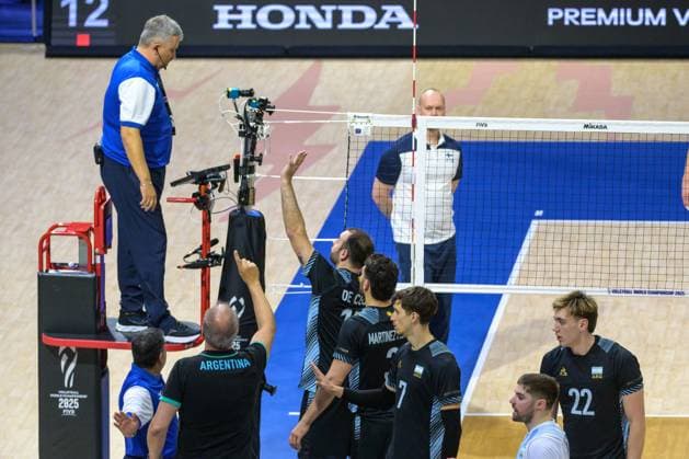 September 14, 2025, Quezon City, Manila, Philippines: Finland vs Argentina in the Pool Phase during the FIVB Mens Volleyball World Championship, WM, Weltmeisterschaft 2025 in Manila, Philippines. Argentina win in a 5 set match. Argentina challenge a set point point and are awarded a replay by the umpire leading to them winning the set. Quezon City Philippines - ZUMAr144 20250914_zap_r144_022 Copyright: xJaynexRussellx