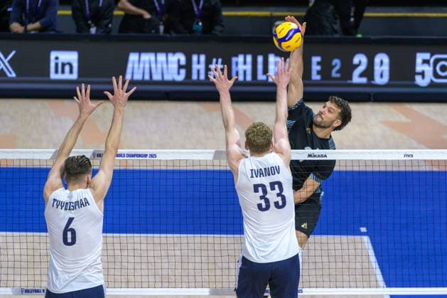 September 14, 2025, Quezon City, Manila, Philippines: Finland vs Argentina in the Pool Phase during the FIVB Mens Volleyball World Championship, WM, Weltmeisterschaft 2025 in Manila, Philippines. Argentina win in a 5 set match. Argentinas Jan MARTINEZ FRANCHI at the net Quezon City Philippines - ZUMAr144 20250914_zap_r144_023 Copyright: xJaynexRussellx