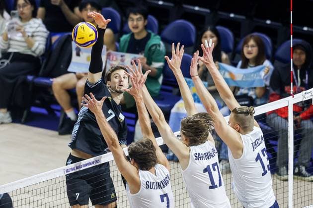 (250914) -- QUEZON CITY, Sept. 14, 2025 -- Luciano Palonsky (L) of Argentina spikes the ball during the pool C match between Finland and Argentina at the FIVB Men s World Championship, WM, Weltmeisterschaft 2025 in Quezon City, the Philippines, Sept. 14, 2025. ) (SP)PHILIPPINES-QUEZON CITY-VOLLEYBALL-FIVB MEN S WORLD CHAMPIONSHIP 2025-ARGENTINA VS FINLAND ROUELLExUMALI 