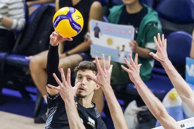 (250914) -- QUEZON CITY, Sept. 14, 2025 -- Luciano Palonsky of Argentina competes during the pool C match between Finland and Argentina at the FIVB Men s World Championship, WM, Weltmeisterschaft 2025 in Quezon City, the Philippines, Sept. 14, 2025. ) (SP)PHILIPPINES-QUEZON CITY-VOLLEYBALL-FIVB MEN S WORLD CHAMPIONSHIP 2025-ARGENTINA VS FINLAND ROUELLExUMALI 