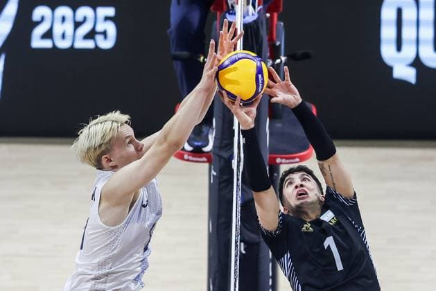 (250914) -- QUEZON CITY, Sept. 14, 2025 -- Matias Sanchez Pages (R) of Argentina competes against Luka Marttila of Finland during the pool C match between Finland and Argentina at the FIVB Men s World Championship, WM, Weltmeisterschaft 2025 in Quezon City, the Philippines, Sept. 14, 2025. ) (SP)PHILIPPINES-QUEZON CITY-VOLLEYBALL-FIVB MEN S WORLD CHAMPIONSHIP 2025-ARGENTINA VS FINLAND ROUELLExUMALI 