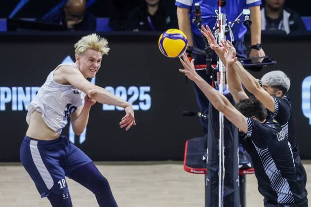 (250914) -- QUEZON CITY, Sept. 14, 2025 -- Luka Marttila (L) of Finland spikes the ball during the pool C match between Finland and Argentina at the FIVB Men s World Championship, WM, Weltmeisterschaft 2025 in Quezon City, the Philippines, Sept. 14, 2025. ) (SP)PHILIPPINES-QUEZON CITY-VOLLEYBALL-FIVB MEN S WORLD CHAMPIONSHIP 2025-ARGENTINA VS FINLAND ROUELLExUMALI 