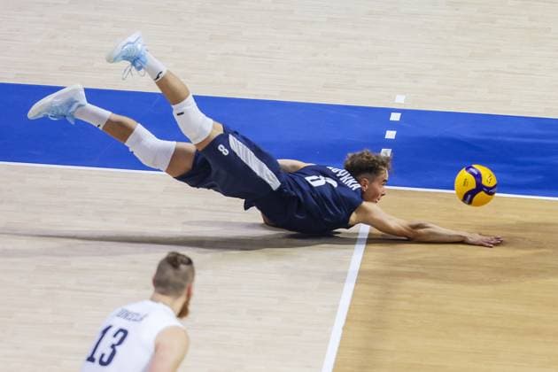 (250914) -- QUEZON CITY, Sept. 14, 2025 -- Voitto Koykka of Finland tries to save the ball during the pool C match between Finland and Argentina at the FIVB Men s World Championship, WM, Weltmeisterschaft 2025 in Quezon City, the Philippines, Sept. 14, 2025. ) (SP)PHILIPPINES-QUEZON CITY-VOLLEYBALL-FIVB MEN S WORLD CHAMPIONSHIP 2025-ARGENTINA VS FINLAND ROUELLExUMALI 