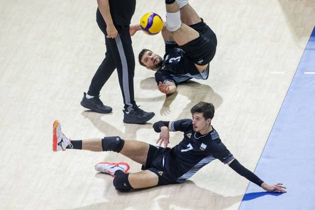 (250914) -- QUEZON CITY, Sept. 14, 2025 -- Luciano Palonsky (Front) and Jan Martinez Franchi (rear) of Argentina try to save the ball during the pool C match between Finland and Argentina at the FIVB Men s World Championship, WM, Weltmeisterschaft 2025 in Quezon City, the Philippines, Sept. 14, 2025. ) (SP)PHILIPPINES-QUEZON CITY-VOLLEYBALL-FIVB MEN S WORLD CHAMPIONSHIP 2025-ARGENTINA VS FINLAND ROUELLExUMALI 