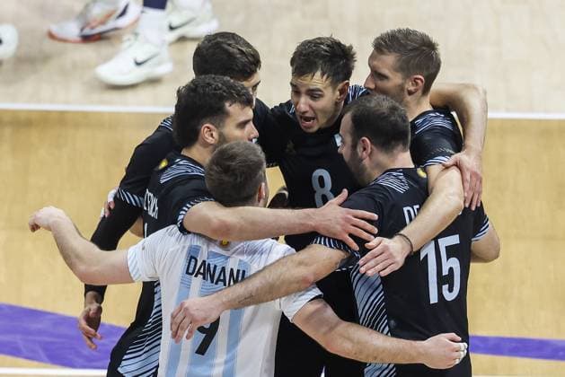 (250914) -- QUEZON CITY, Sept. 14, 2025 -- Players of Argentina celebrate after scoring a point during the pool C match between Finland and Argentina at the FIVB Men s World Championship, WM, Weltmeisterschaft 2025 in Quezon City, the Philippines, Sept. 14, 2025. ) (SP)PHILIPPINES-QUEZON CITY-VOLLEYBALL-FIVB MEN S WORLD CHAMPIONSHIP 2025-ARGENTINA VS FINLAND ROUELLExUMALI 