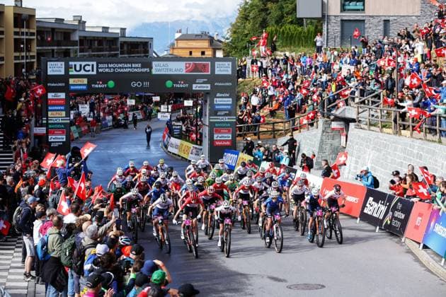 2025 UCI Mountain Bike World Championships Picture by Ed Sykes SWpix.com - 14 09 2025 - Cycling - 2025 UCI Mountain Bike World Championships - Cross-country Olympic - Crans-Montana, Valais, Switzerland - Women U23 - Race Start Copyright: x xSWpix.comx(t axPhotographyxHubxLtd)xEdxSykes SWpix.comx SWP-3030-4343