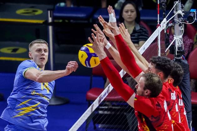 (250914) -- QUEZON CITY, Sept. 14, 2025 -- Illia Kovalov (L) of Ukraine competes during the pool F match between Belgium and Ukraine at the FIVB Men s World Championship, WM, Weltmeisterschaft 2025 in Quezon City, the Philippines, on Sept. 14, 2025. ) (SP)PHILIPPINES-QUEZON CITY-VOLLEYBALL-FIVB MEN S WORLD CHAMPIONSHIP 2025-UKR VS BEL ROUELLExUMALI 