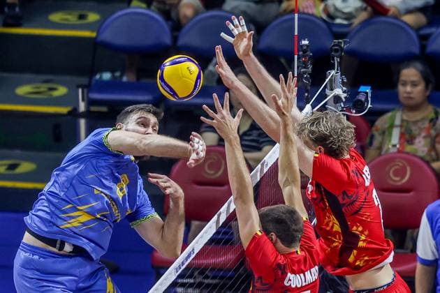 (250914) -- QUEZON CITY, Sept. 14, 2025 -- Dmytro Yanchuk (L) of Ukraine competes during the pool F match between Belgium and Ukraine at the FIVB Men s World Championship, WM, Weltmeisterschaft 2025 in Quezon City, the Philippines, on Sept. 14, 2025. ) (SP)PHILIPPINES-QUEZON CITY-VOLLEYBALL-FIVB MEN S WORLD CHAMPIONSHIP 2025-UKR VS BEL ROUELLExUMALI 