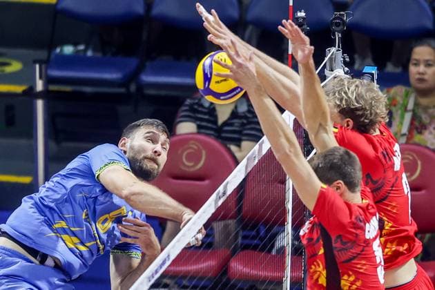 (250914) -- QUEZON CITY, Sept. 14, 2025 -- Dmytro Yanchuk (L) of Ukraine competes during the pool F match between Belgium and Ukraine at the FIVB Men s World Championship, WM, Weltmeisterschaft 2025 in Quezon City, the Philippines, on Sept. 14, 2025. ) (SP)PHILIPPINES-QUEZON CITY-VOLLEYBALL-FIVB MEN S WORLD CHAMPIONSHIP 2025-UKR VS BEL ROUELLExUMALI 