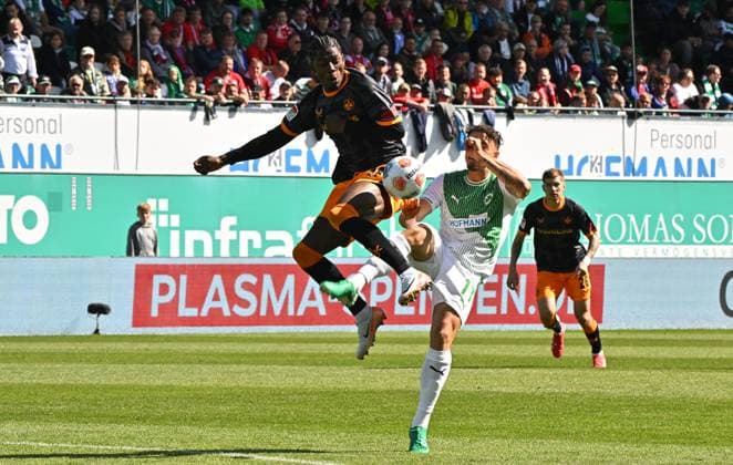 14 09 2025 Soccer Season 2025 2026 2 Soccer Bundesliga 05 Matchday SpVgg Greuther Fürth Kleeblatt 1 FC Kaiserslauten FCK Rote Teufel Sportfoto Zink MeZi xmexzix DFL regulations prohibit any use of photographs as image sequences and or quasi video only for editorial use Foul from Noah König 17, SpVgg Greuther Fürth to Faride Alidou 48, 1 FC Kaiserslautern FCK to red card red sending off for Noah König 17, SpVgg Greuther Fürth