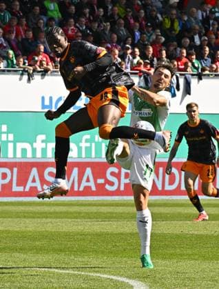 14 09 2025 Soccer Season 2025 2026 2 Soccer Bundesliga 05 Matchday SpVgg Greuther Fürth Kleeblatt 1 FC Kaiserslauten FCK Rote Teufel Sportfoto Zink MeZi xmexzix DFL regulations prohibit any use of photographs as image sequences and or quasi video only for editorial use Foul from Noah König 17, SpVgg Greuther Fürth to Faride Alidou 48, 1 FC Kaiserslautern FCK to red card red sending off for Noah König 17, SpVgg Greuther Fürth