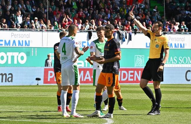 14 09 2025 Soccer Season 2025 2026 2 Soccer Bundesliga 05 Matchday SpVgg Greuther Fürth Kleeblatt 1 FC Kaiserslauten FCK Rote Teufel Sportfoto Zink MeZi xmexzix DFL regulations prohibit any use of photographs as image sequences and or quasi video only for editorial use Richard Hempel Referee shows Noah König 17, SpVgg Greuther Fürth red card red sending off