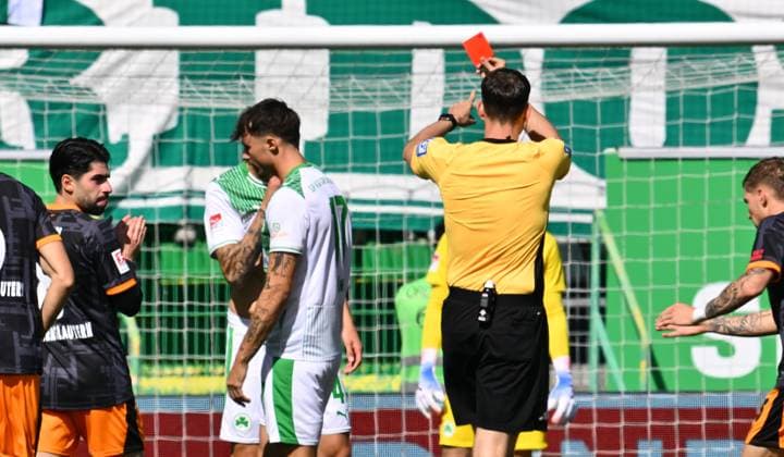 14 09 2025 Soccer Season 2025 2026 2 Soccer Bundesliga 05 Matchday SpVgg Greuther Fürth Kleeblatt 1 FC Kaiserslauten FCK Rote Teufel Sportfoto Zink xwoxzix DFL regulations prohibit any use of photographs as image sequences and or quasi video only for editorial use Richard Hempel Referee shows Noah König 17, SpVgg Greuther Fürth red card red sending off